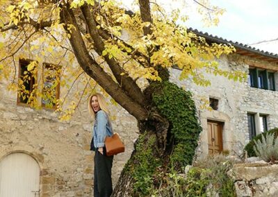 « A propos » – Sandrine, maroquinière.